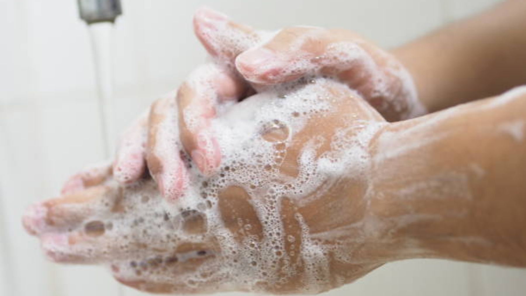 El paso que debes realizar después de lavarte las manos