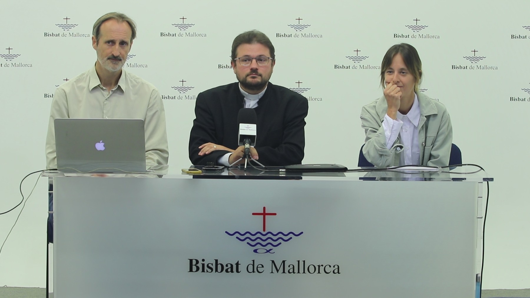 Mn. Francesc Vicens, Sandra Rebassa y Mateu Riera en mitad de la rueda de prensa celebrada en la Casa de la Iglesia.