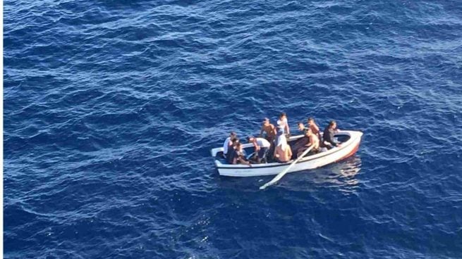 Una patera en aguas de Baleares.