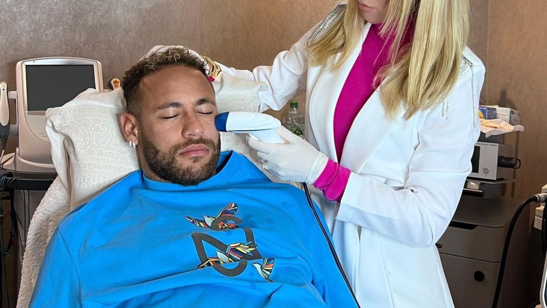 Neymar realizándose retoques estéticos en la cara. (@drajuliannaneiva)