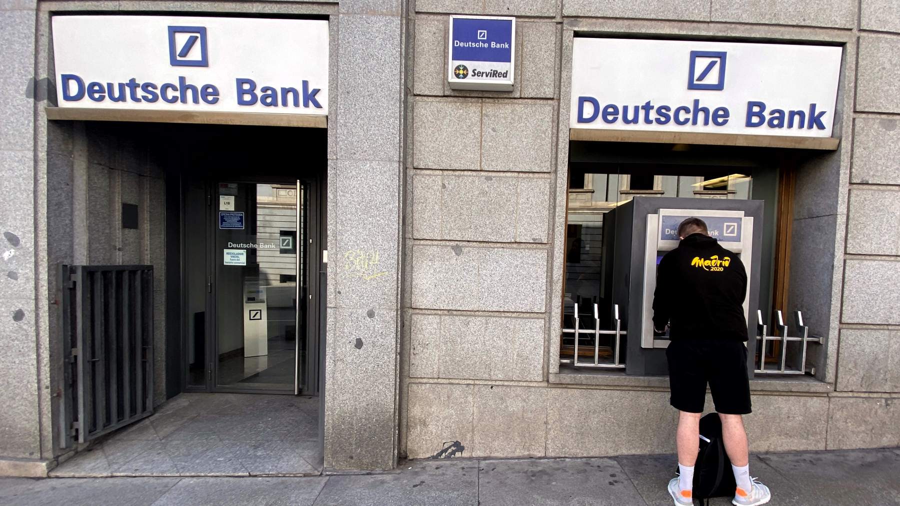 Un cliente de Deutsche Bank en un cajero de la entidad en Madrid. EP