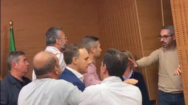 Piden la dimisión del concejal del PSOE que reventó el Pleno de El Puerto y éste denuncia un codazo