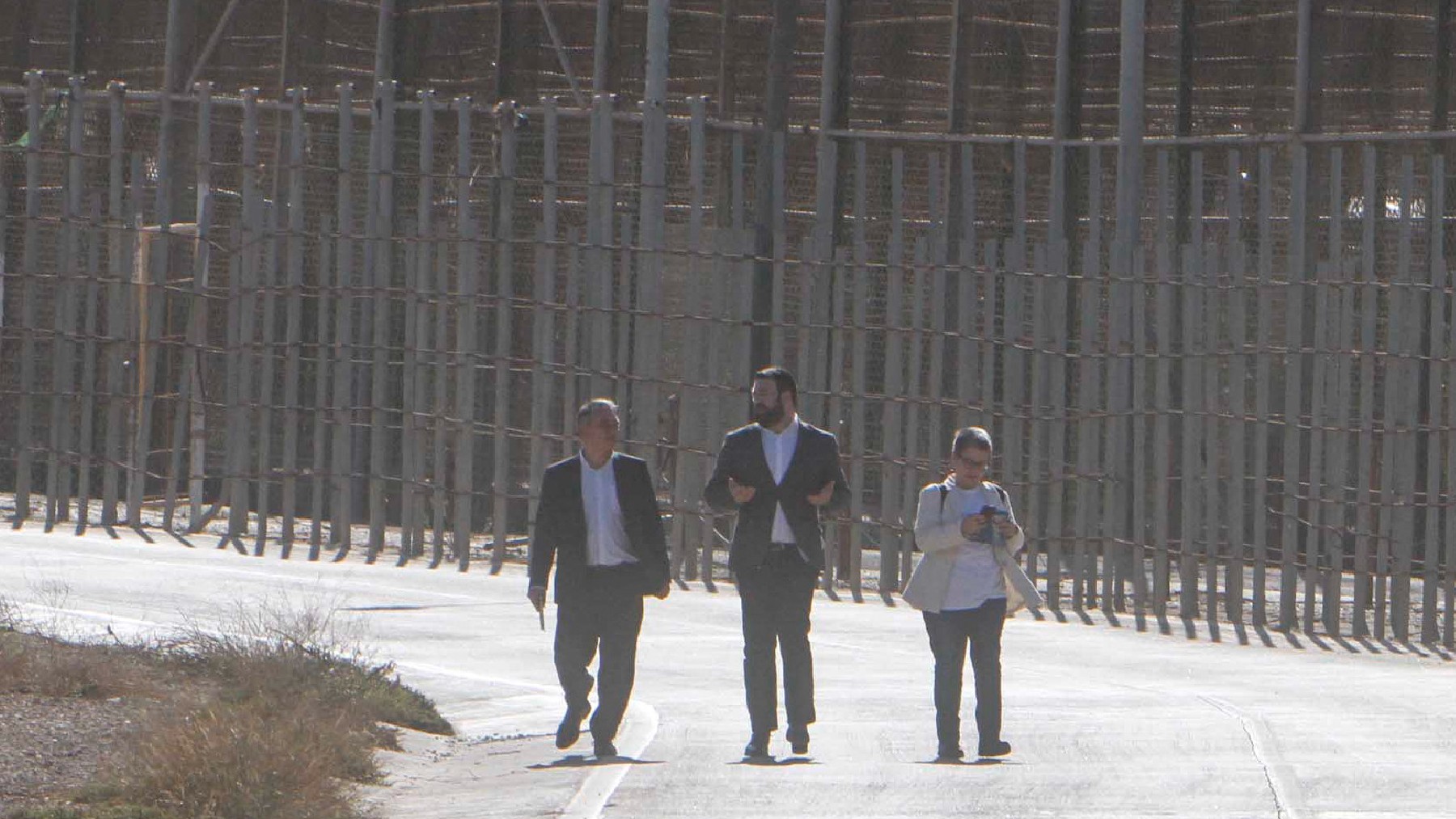 Diputados de ERC, Bildu y Podemos en la valla de Melilla. (Foto: EFE)