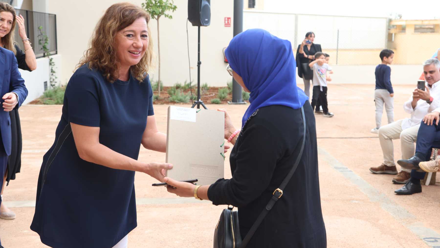 La presidenta Francina Armengol, en la entrega de llaves a una de las adjudicatarias de los 23 pisos sociales de Santanyí.