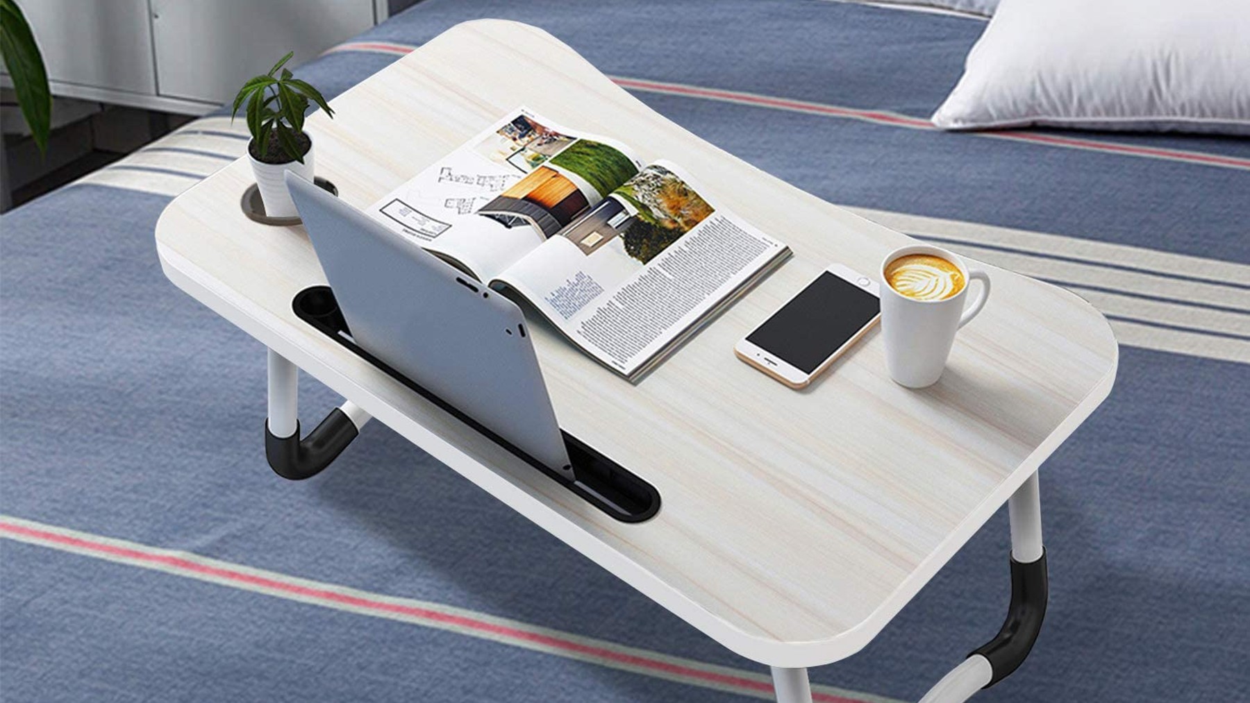 Las mesas de cama que te ofrecerán una opción cómoda para trabajar o  desayunar tumbado