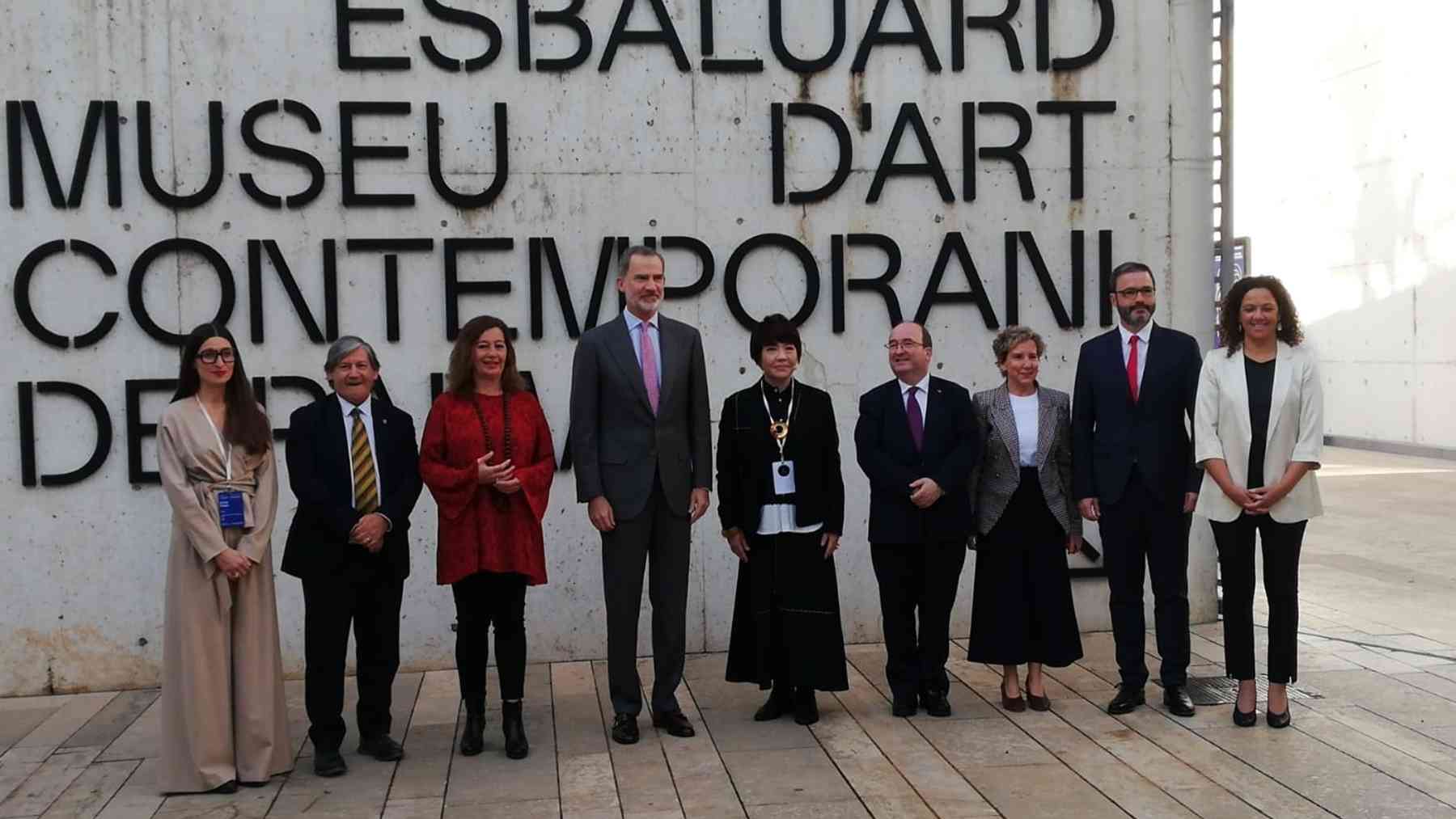 El rey Felipe VI junto a otras autoridades en el Museo Es Baluard. EUROPA PRESS