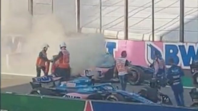 El coche de Ocon acabó en llamas tras arruinar la carrera de Alonso