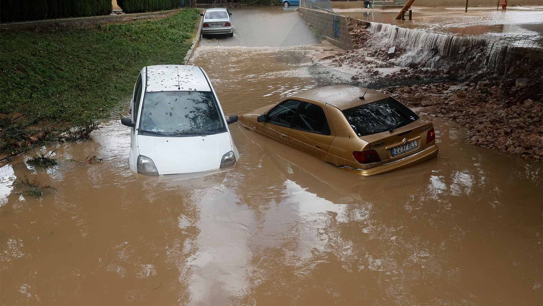 Coches arrastrados por las lluvias en la Comunidad Valenciana.