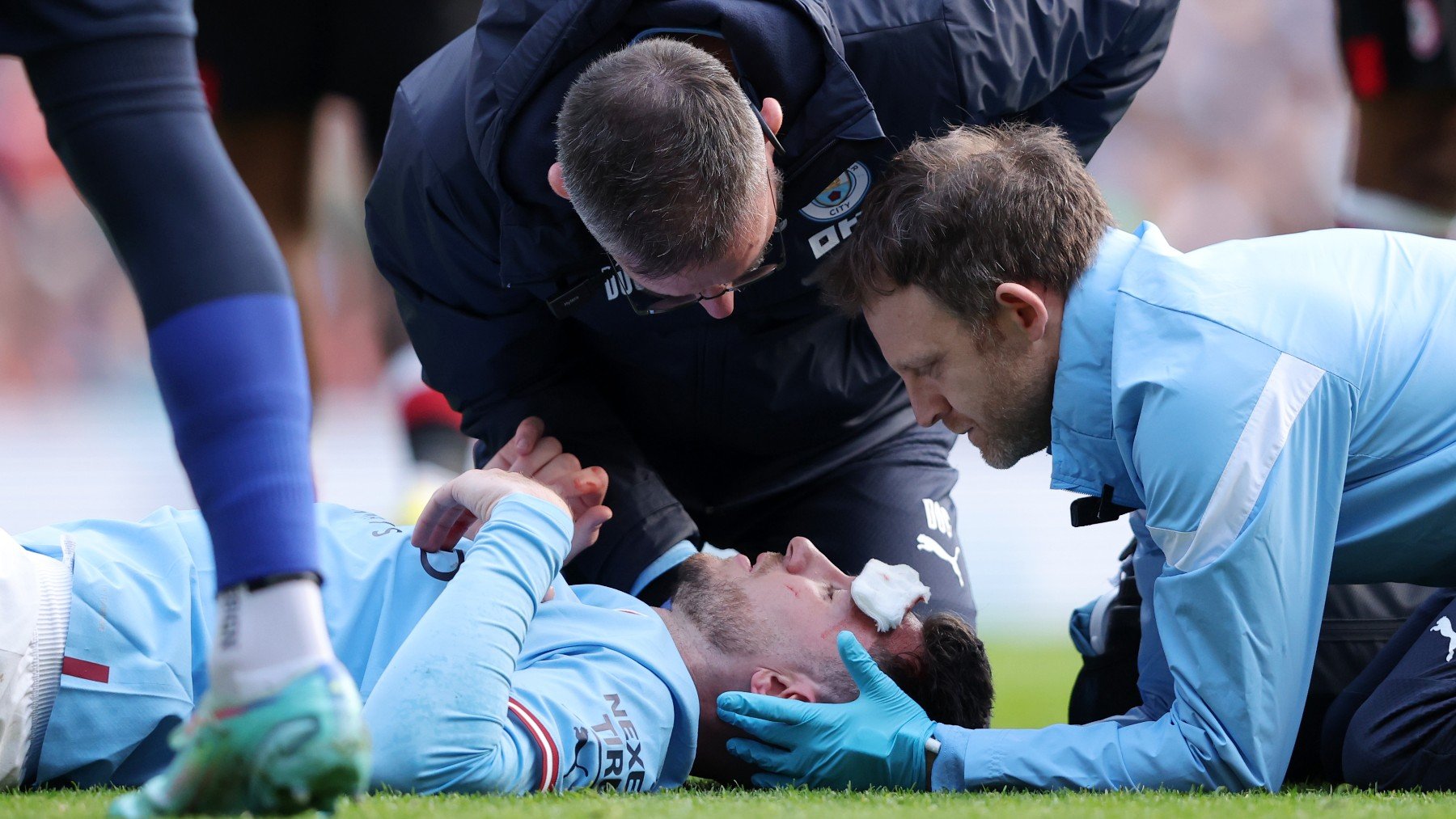 Laporte siendo asistido. (Getty)