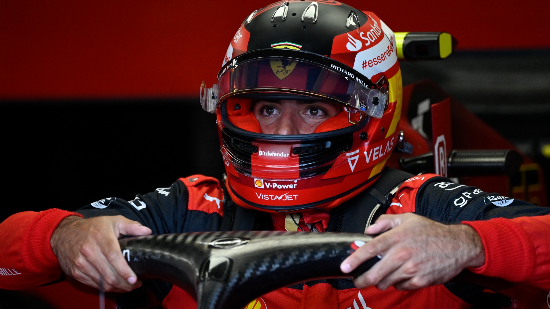Carlos Sainz bajando de su Ferrari. (Getty)