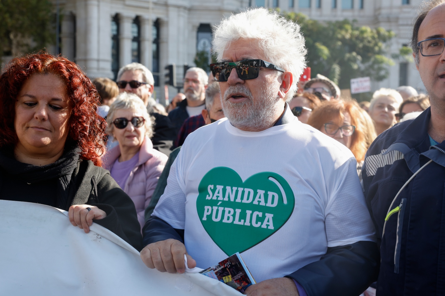 Pedro Almodóvar en la manifestación contra Ayuso