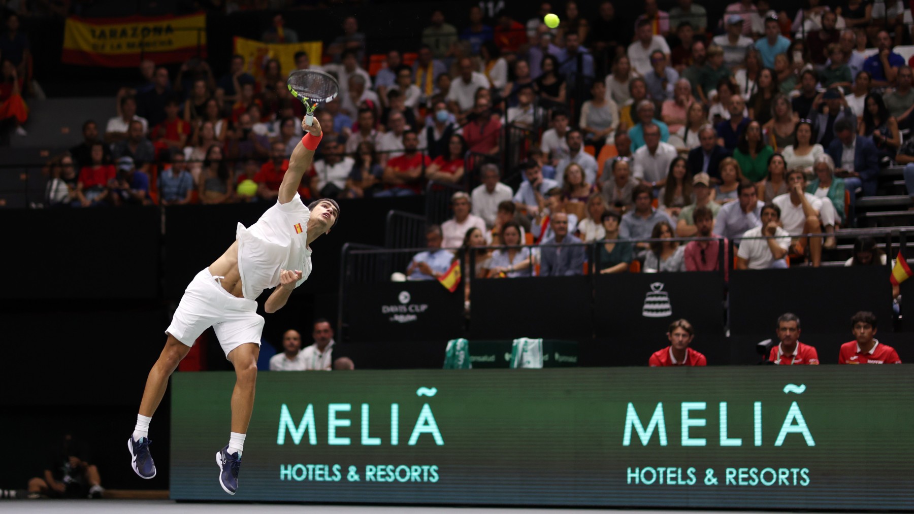 Carlos Alcaraz saca para España en la Copa Davis. (Getty)