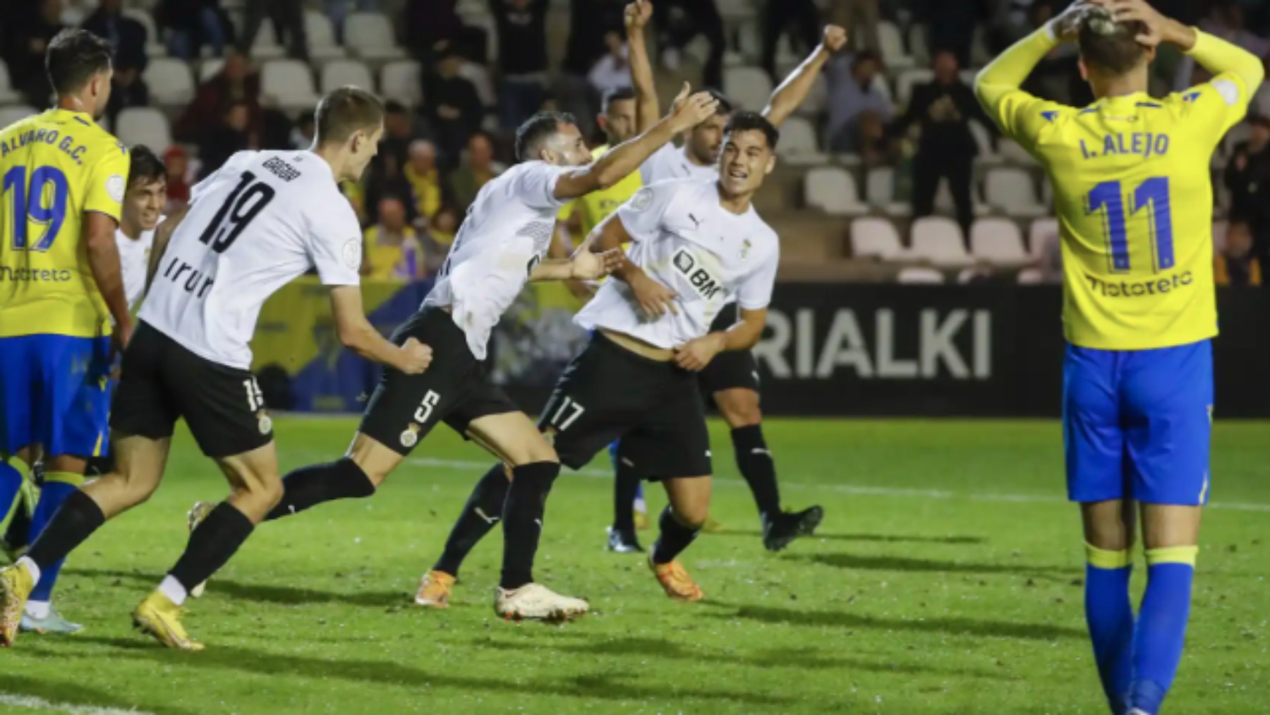 Los jugadores del Real Unión celebran un gol ante el Cádiz. (EFE)