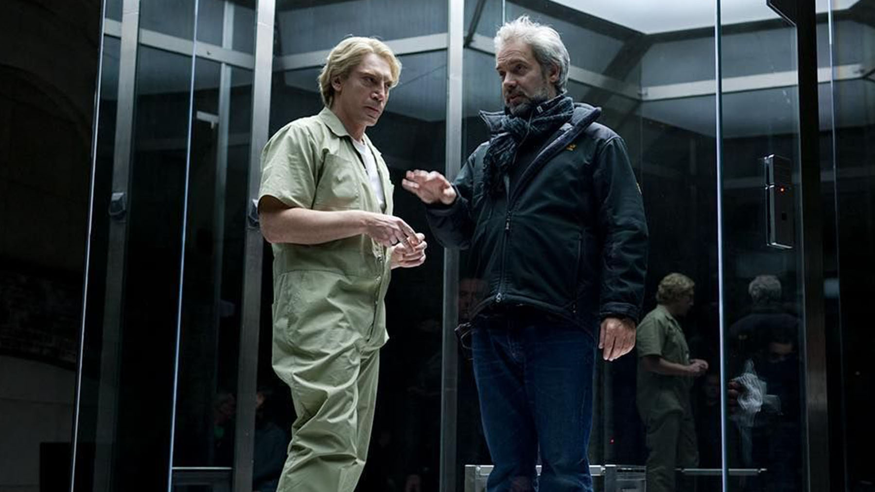 Javier Bardem (Izq) junto al director Sam Mendes (dcha) en ‘Skyfall’ (MGM)