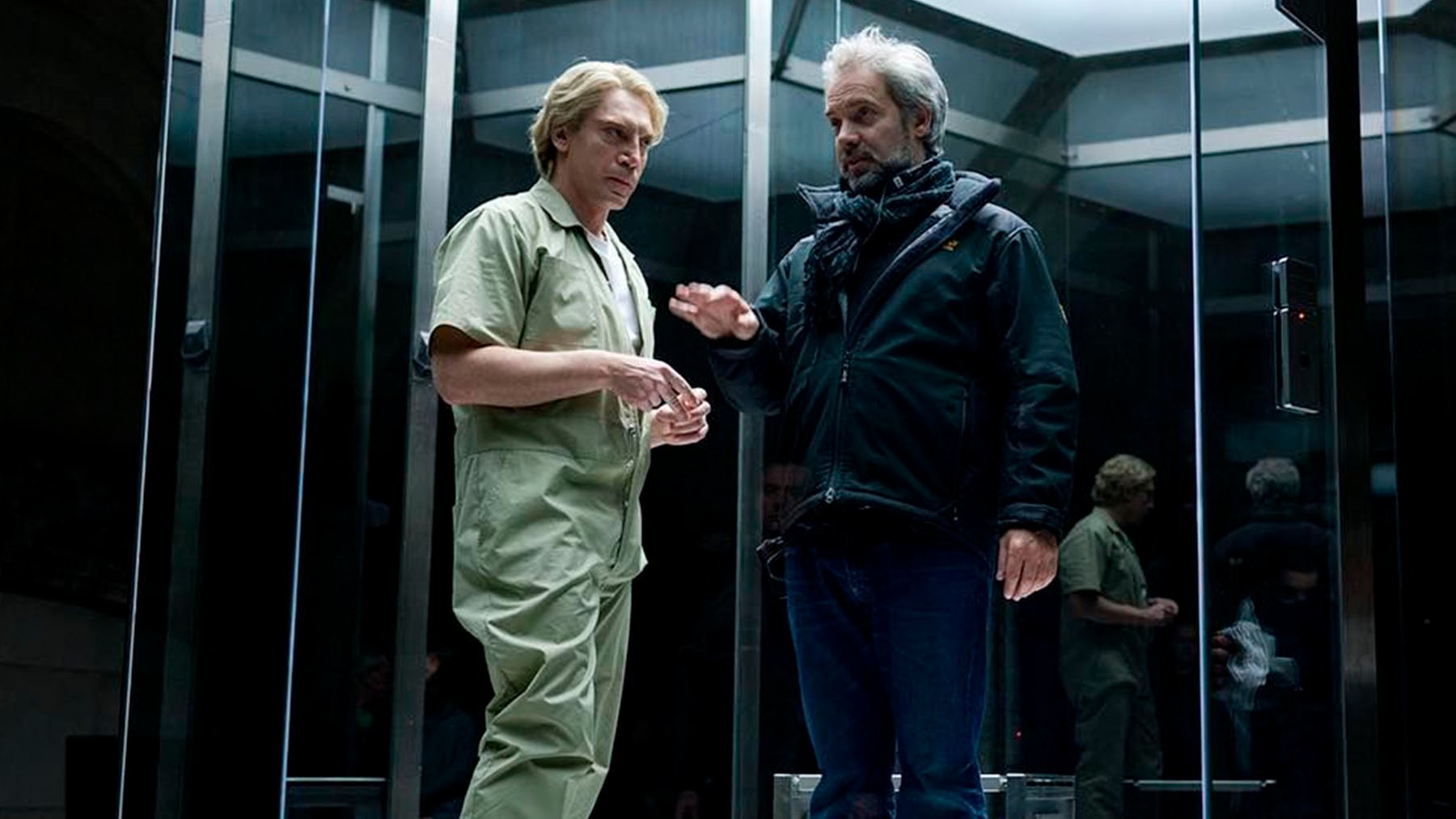 Javier Bardem (Izq) junto al director Sam Mendes (dcha) en ‘Skyfall’ (MGM).