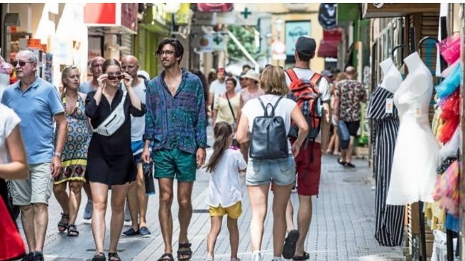 Turistas en el centro de Palma este pasado verano.