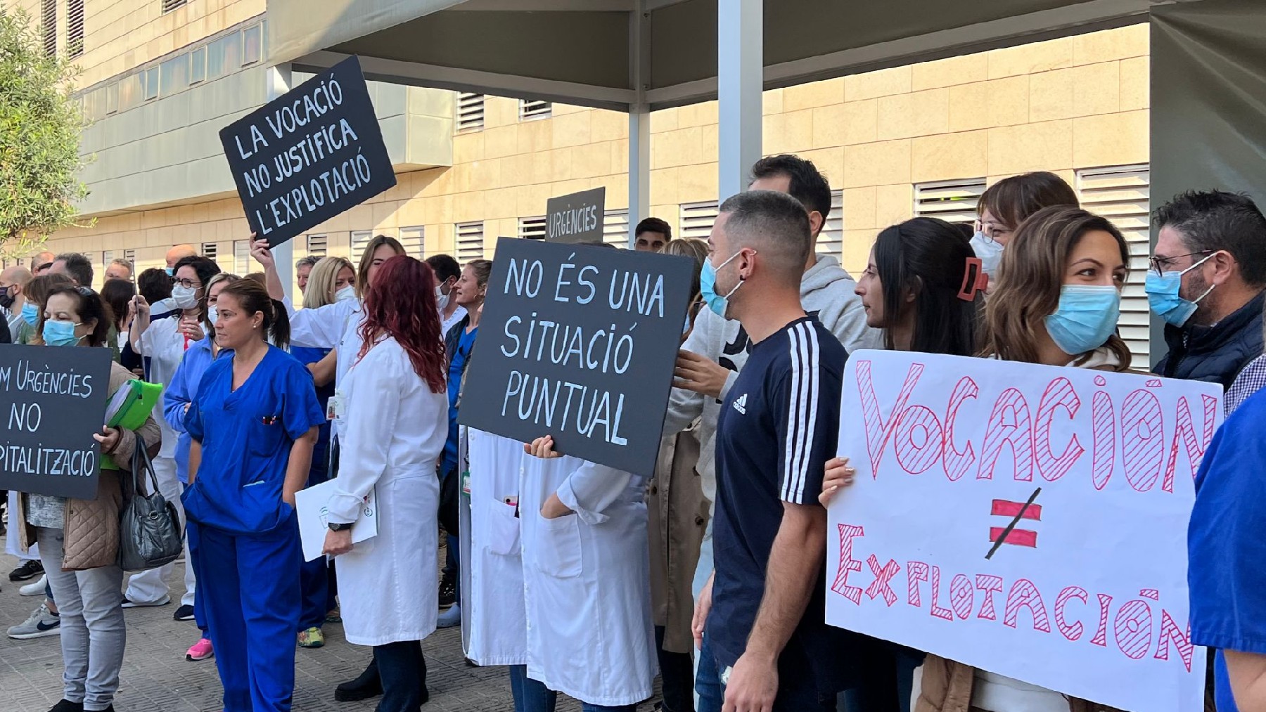 Concentración a las puertas del hospital de Alzira, esta mañana.