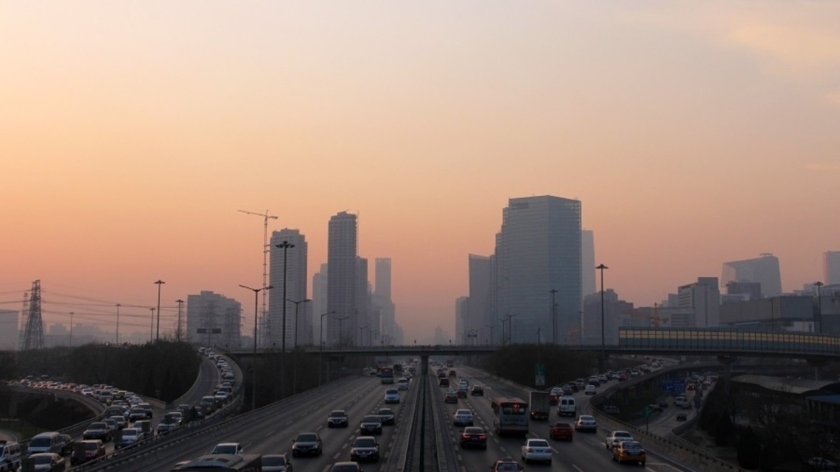 Contaminación atmosférica en una gran ciudad.