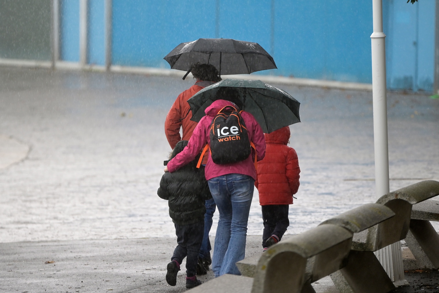Una familia se protege bajo la lluvia en La Coruña (EP)