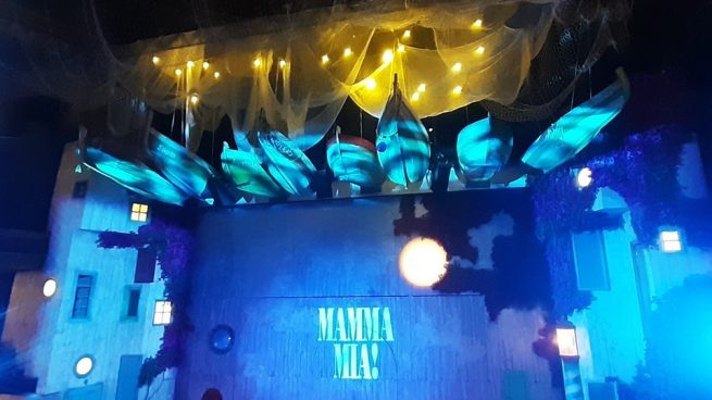 La nueva producción de 'Mamma Mía!' en Madrid sorprende también con el decorado y la puesta en escena