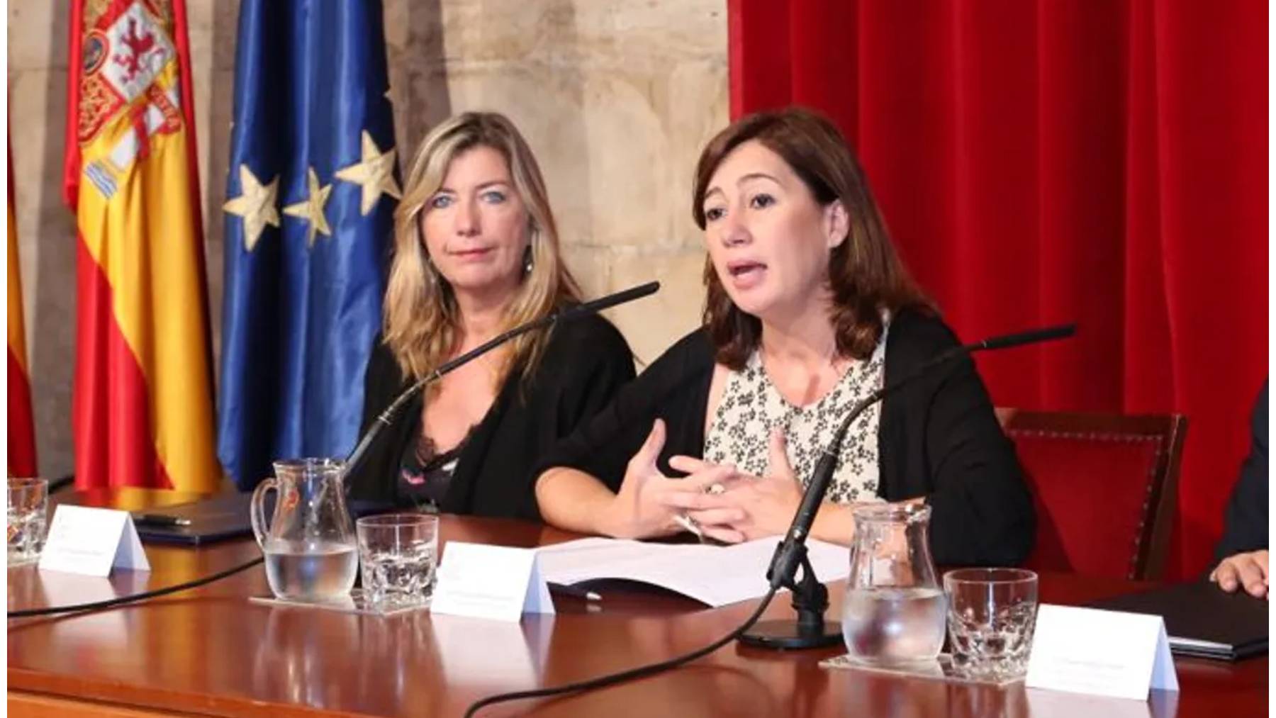 La consellera de Salud, Patricia Gómez, y la presidenta de Baleares, Francina Armengol.