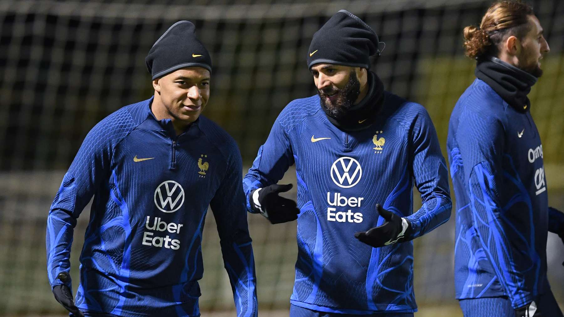 Karim Benzema y Kylian Mbappé, en un entrenamiento de Francia. (AFP)