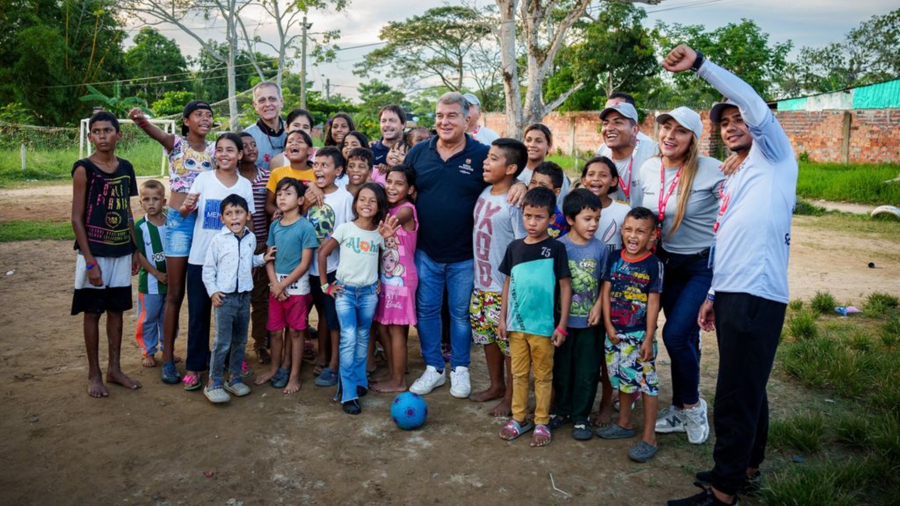 Joan Laporta, junto a los niños en su visita a los proyectos de la Fundación FC Barcelona en Colombia. (fcbarcelona.cat)