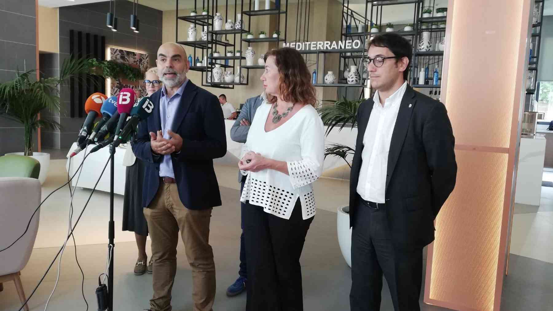 El director de Recursos Humanos de RIU, Pere Torrens, Francina Armengol y Iago Negueruela. EUROPA PRESS