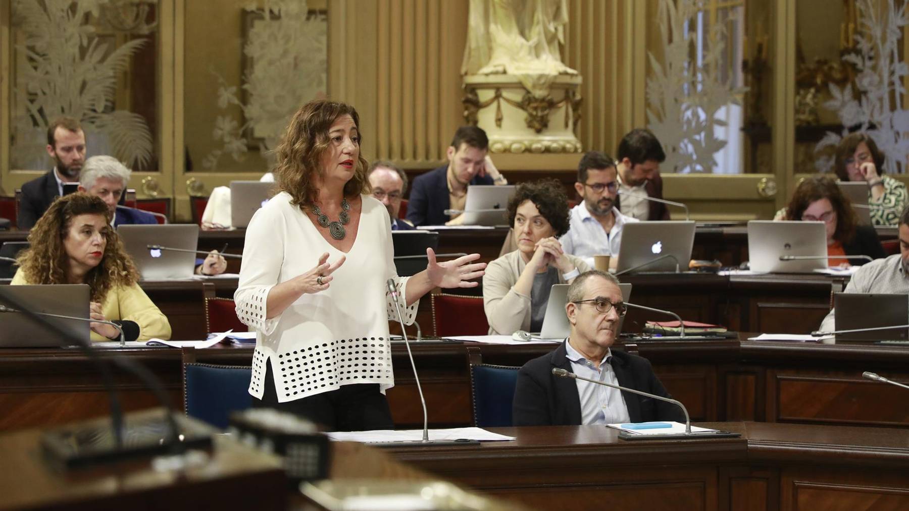 La presidenta de Baleares, Francina Armengol, durante el pleno de este martes en el Parlament.