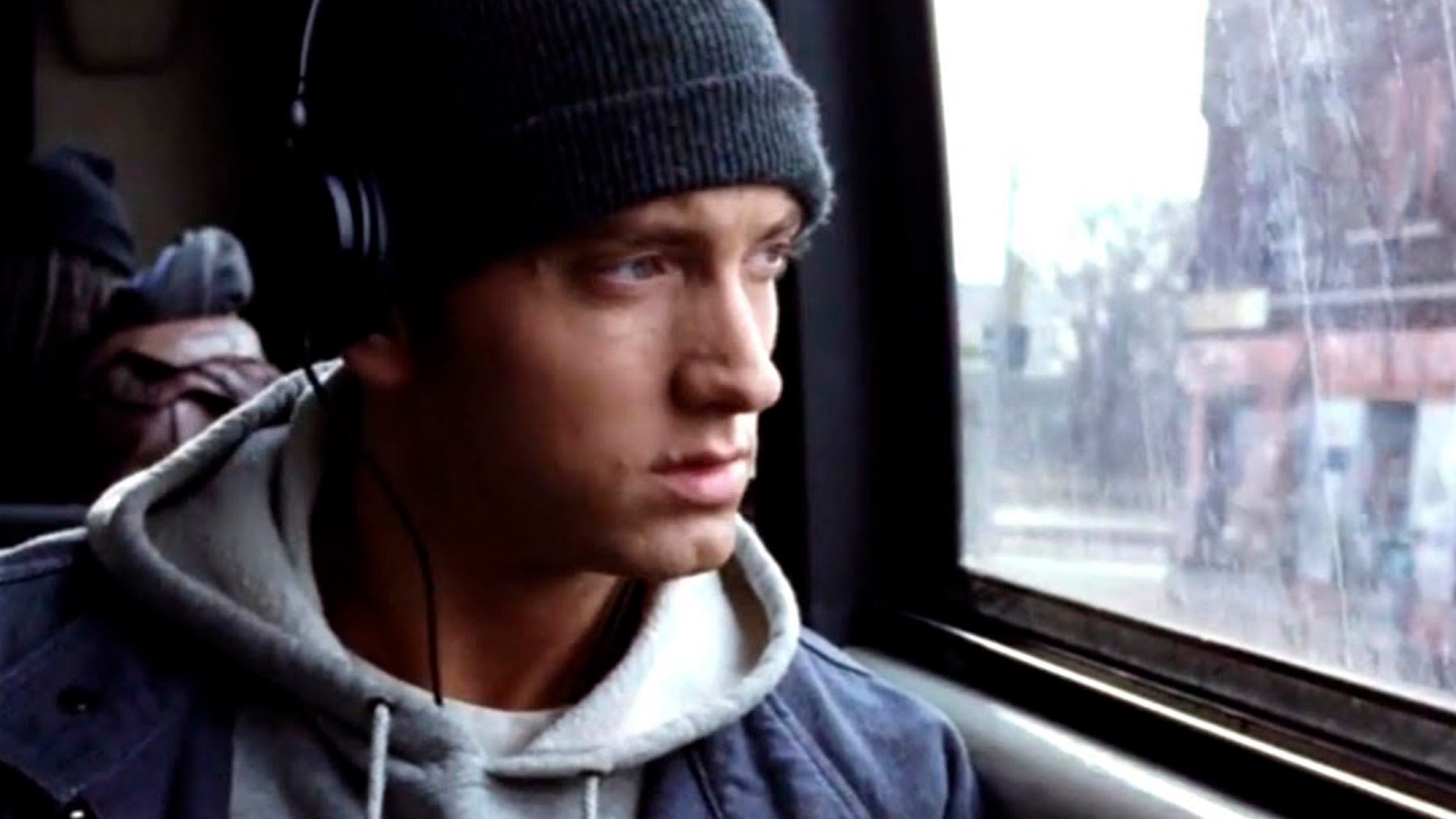 Слушать песню милая миля. Эминем в автобусе 8 миля. Эминем 8 миля lose yourself. Eminem lose yourself 8 Mile. Эминем 2002 lose yourself.