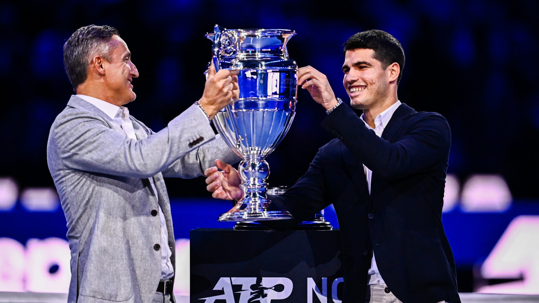 Carlos Alcaraz recibe el trofeo que le condecora como número uno de la ATP. (AFP)