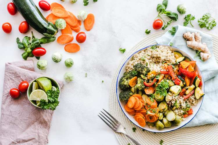 Aunque menos de un 60% de la población dice alimentarse correctamente, por el contrario un  40% de los españoles afirma no llevar una alimentación saludable. Son cifras altas que hacen replantear que todavía queda camino por hacer en cuanto a buenos hábitos. Son datos del V Estudio de Salud y Estilo de Vida de Aegon, que también concluye que el  21,6% de los españoles ha llevado a cabo algún tipo de dieta durante el último año. Los datos sobre una alimentación saludable En esta investigación se desvela que prácticamente seis de cada diez españoles (58,1%) creen que su alimentación es saludable, cifra prácticamente idéntica a la obtenida en 2021 (58,1%). Además, cerca del 10% de los encuestados opina que su alimentación no es saludable, cifra que también se mantiene estable respecto al año anterior (9,7% en 2022 vs. 9,4% en 2021). Si se analizan las edades, los encuestados de más de 65 años son los que en mayor medida creen llevar una alimentación saludable (72,2%).  La vida laboral también influye en el tipo de alimentación, según esta edición del estudio, ya que es más elevado el porcentaje de personas que afirman llevar una alimentación saludable sin trabajar (61,8%) que el porcentaje de los que trabajan y cuidan su alimentación (54,4%). Los madrileños cuidan más su alimentación Otros datos del estudio son que los madrileños destacan por ser los que más cuidan su alimentación (63,8%), con una clara diferencia a la proporción registrada en 2021 (55,5%). Por el contrario, en Cantabria, menos de la mitad de los encuestados lleva una alimentación saludable (48,6%). Alimentos que se evitan comprar Aunque descienden con respecto al año pasado, los principales tipos de alimentos que se evitan siguen siendo los que contienen aditivos, conservantes, aceite de palma o son ultraprocesados (64,2%), así como los alimentos calóricos o con mucho azúcar (61,4%). En general, son las mujeres a las que más les preocupa haber perdido el control sobre lo que comen (26%), lo cual les ha llevado a realizar alguna dieta al 24% de las encuestadas en el  último año.  Mientras que los españoles que ha realizado algún tipo de dieta o régimen en el último año baja un punto con respecto a la medición de 2021 y se sitúa en un 21,6%.  Las dietas más habituales son las que se basan en eliminar algún producto y las que suponen reducir la cantidad que se ingiere.  Es destacable que menos de la mitad de las dietas (45%) han sido supervisadas por un profesional, aunque la buena noticia es que esta cifra ha ascendido siete puntos porcentuales respecto a 2021. En cuanto al peso, a pesar de que el 41,5% tiene un peso normal y un 1,5% infrapeso, más del 62% de las personas considera que está por encima de su peso ideal.