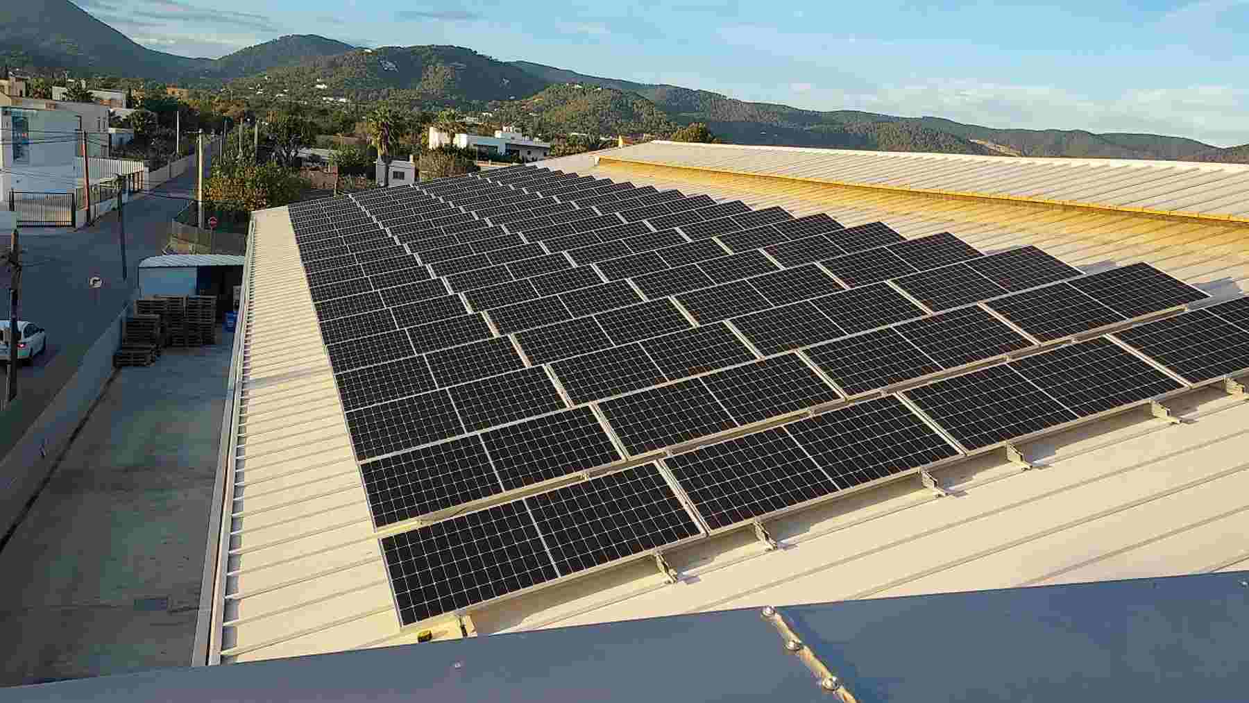 Imagen de la planta fotovoltaica de autoconsumo del Grupo Empresarial Chico.
