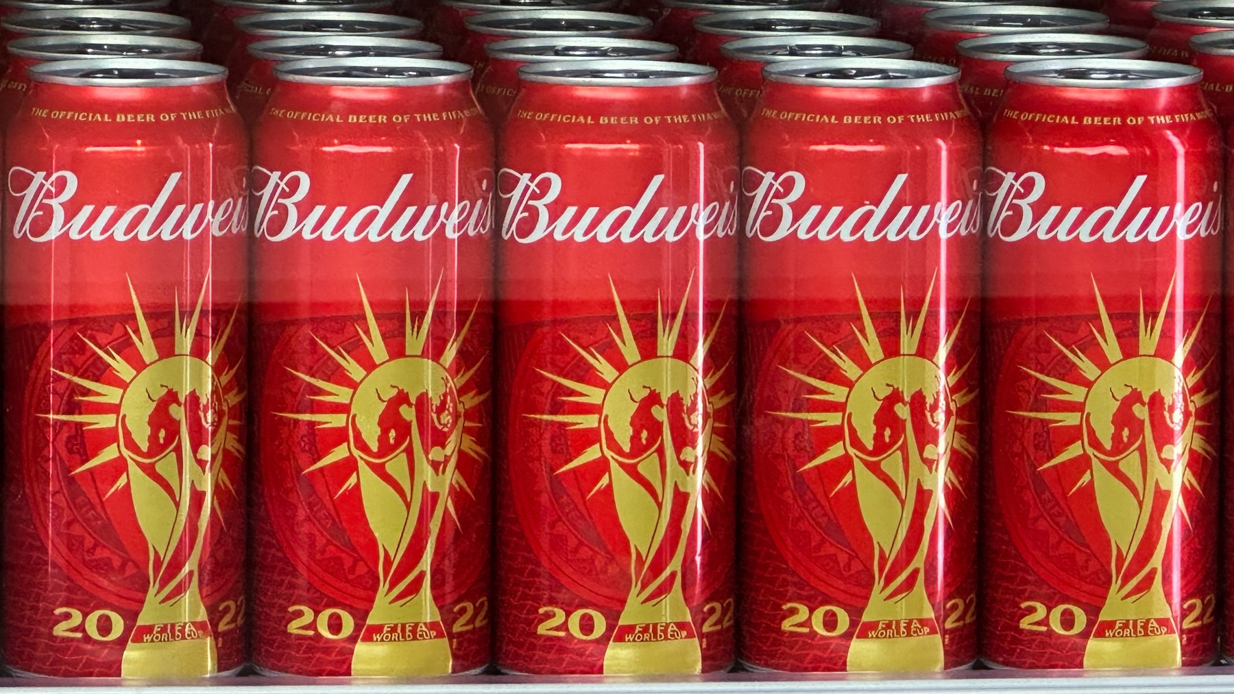 Latas especiales de Budweiser para el Mundial. (Getty)