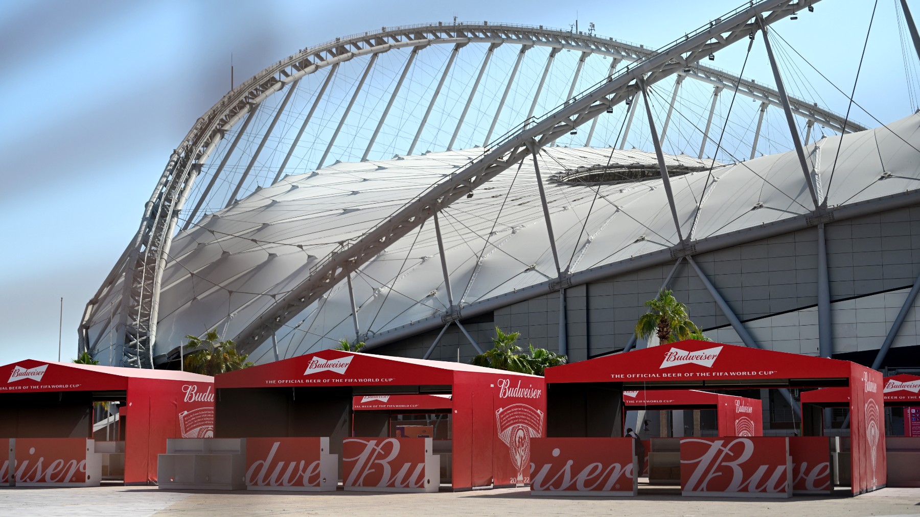 Barras de cerveza junto a un estadio del Mundial. (AFP)