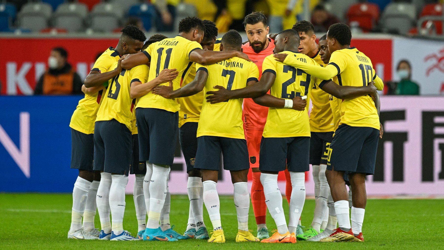 Los futbolistas de Ecuador antes de un partido. (AFP)