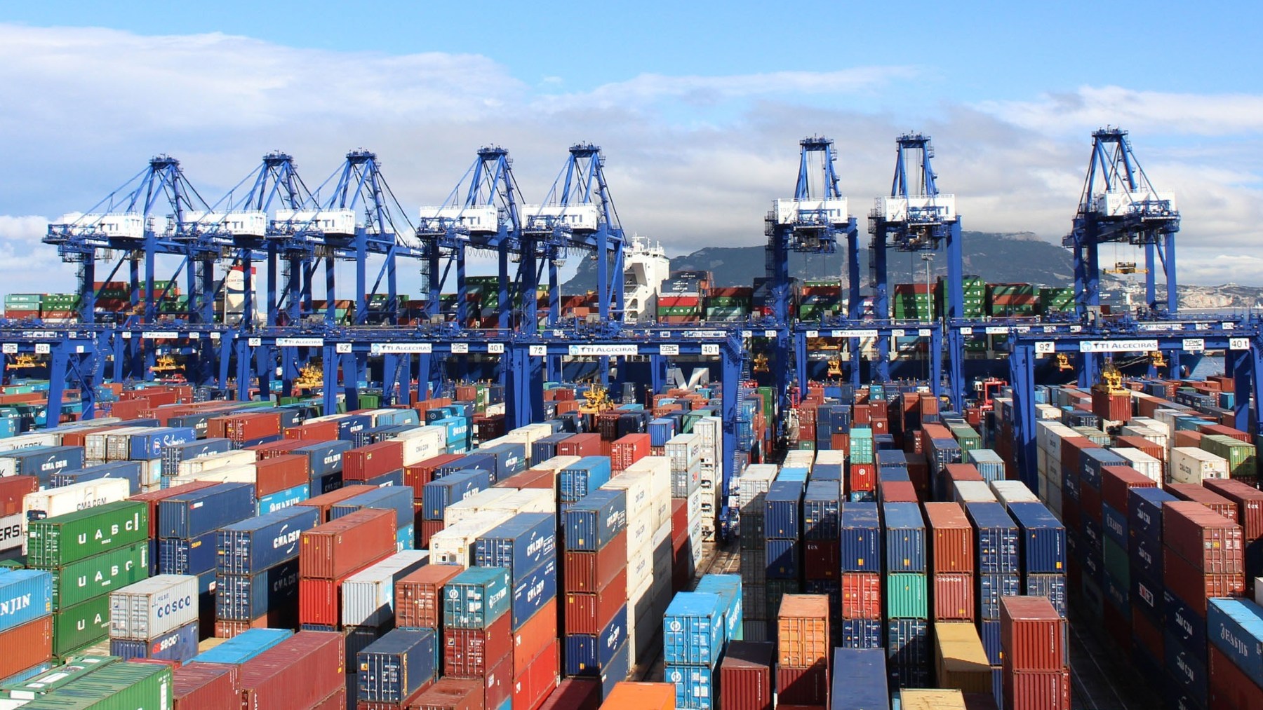 El déficit comercial se reduce un 47% hasta mayo gracias al aumento del 6,4% de las exportaciones