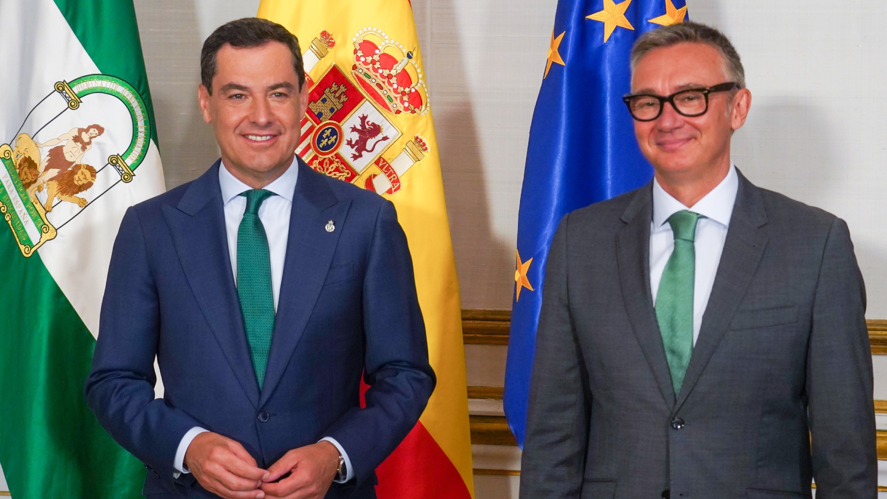 El presidente de la Junta, Juanma Moreno, y el líder de Vox en Andalucía, Manuel Gavira (EUROPA PRESS).