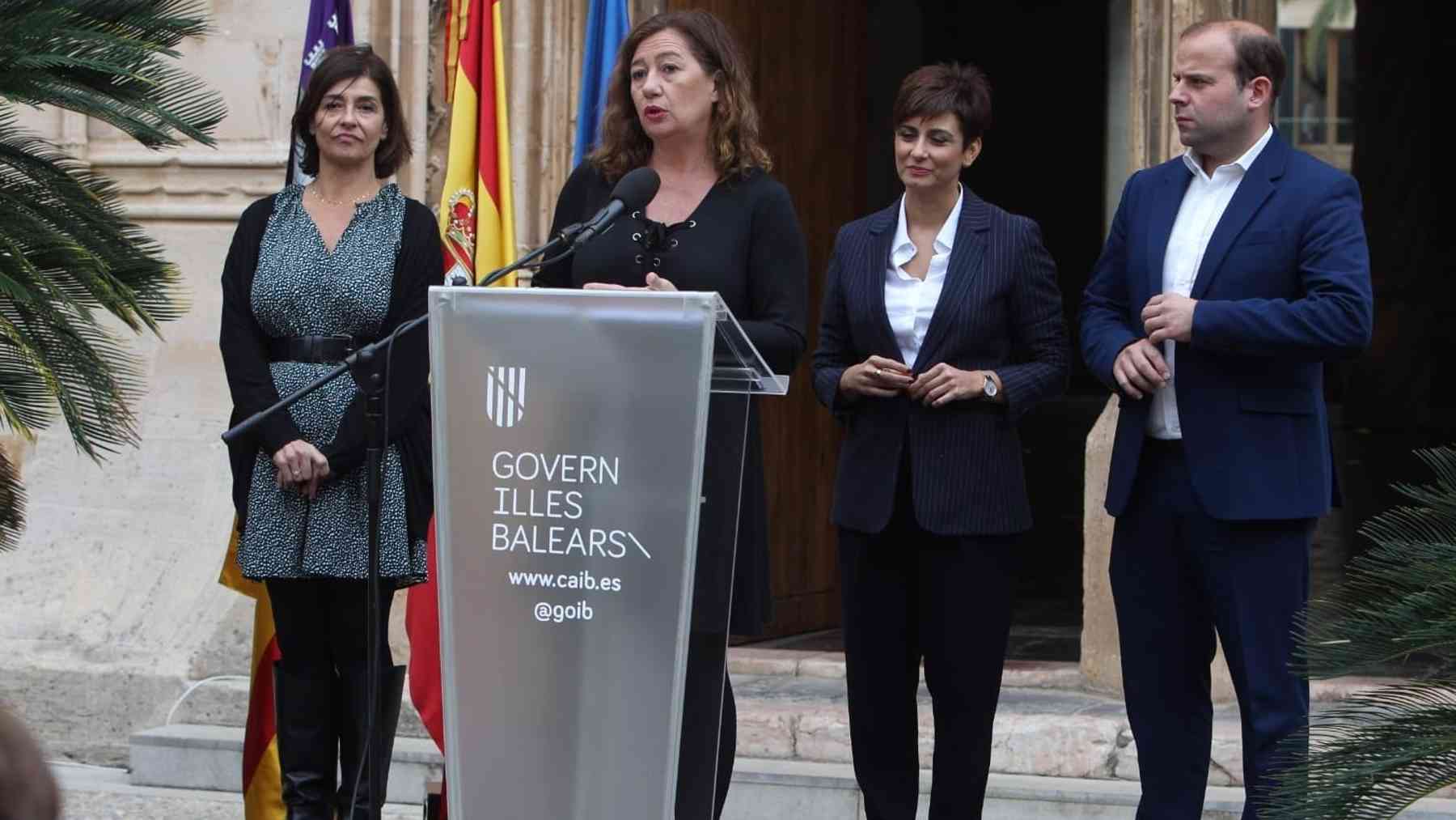 La presidenta del Govern Francina Armengol, con la ministra De Política Territorial, Isabel Rodríguez, tras la firma del acuerdo.