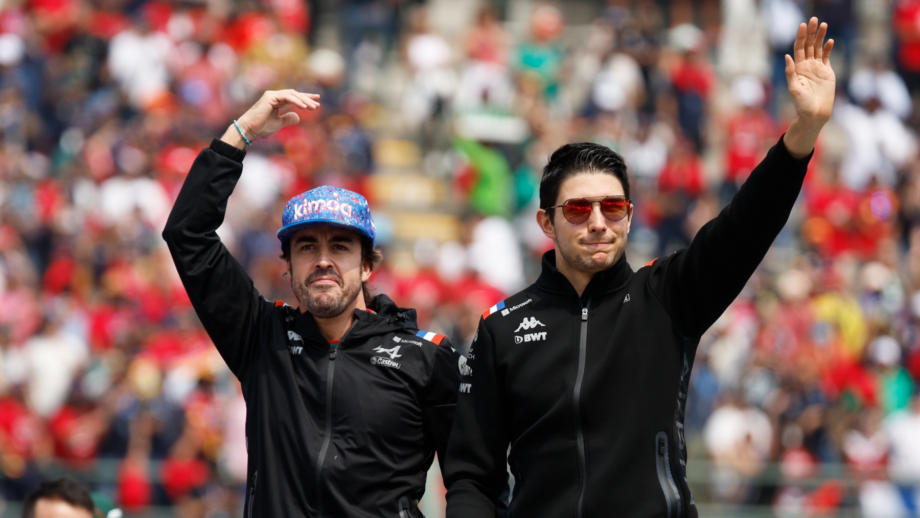 Fernando Alonso y Esteban Ocon desfilando juntos. (Getty)