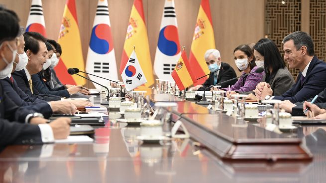 Sánchez y su homólogo surcoreano, reunidos hoy con representantes de ambos gobiernos en Seúl.