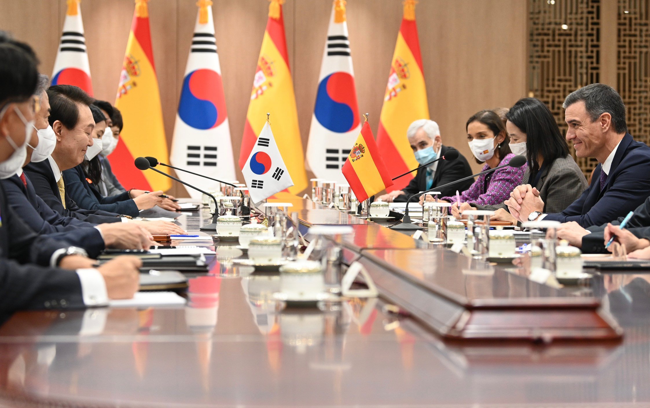 Sánchez y su homólogo surcoreano, reunidos hoy con representantes de ambos gobiernos en Seúl.