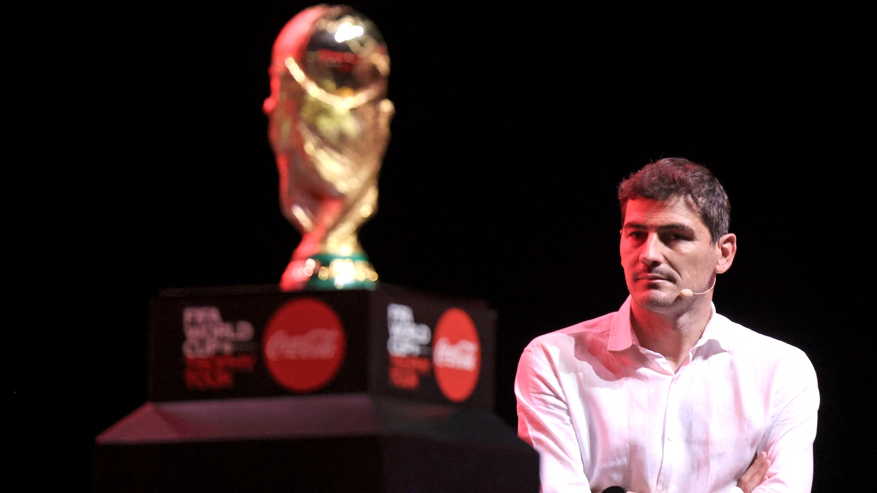 Iker Casillas junto a la Copa del Mundo (AFP)