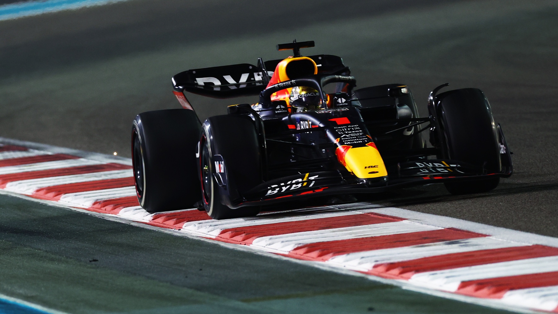 Verstappen liderando la carrera en Abu Dhabi. (Getty)