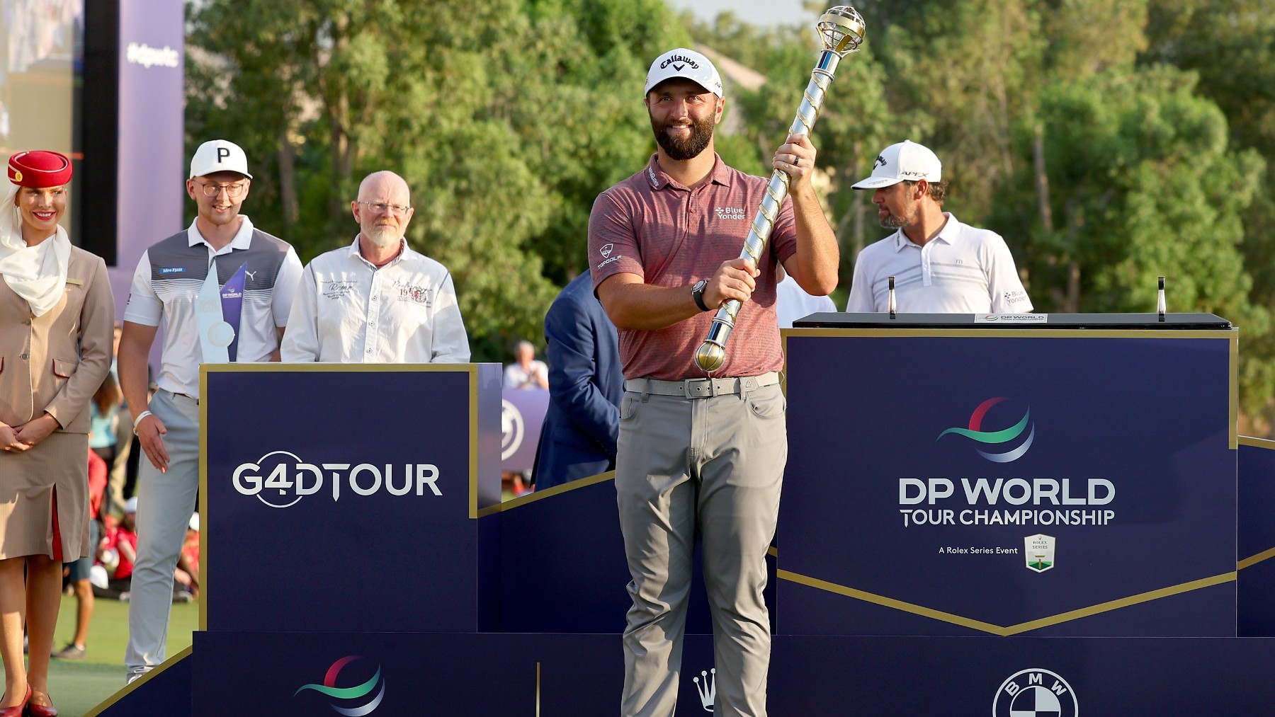 Jon Rahm posa con el trofeo de campeón del DP World Tour Championship de Dubai. (Getty)