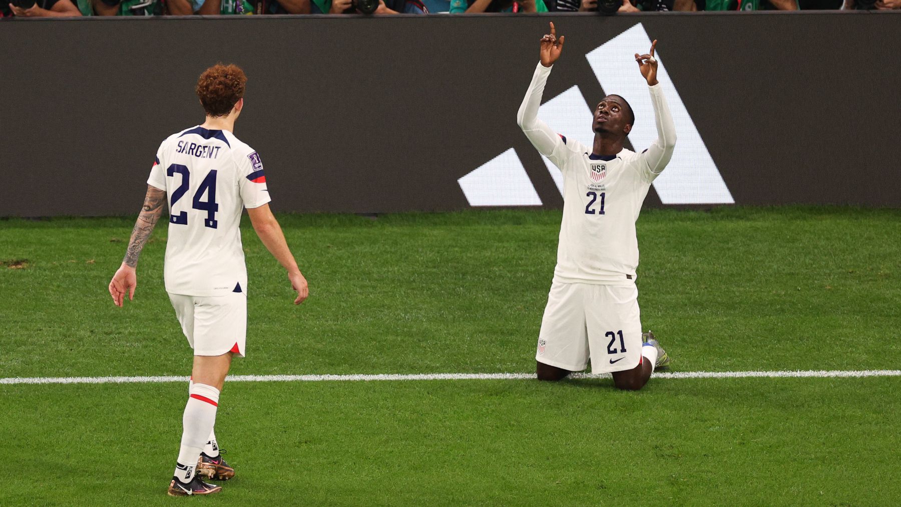 Weah celebra su gol con Estados Unidos