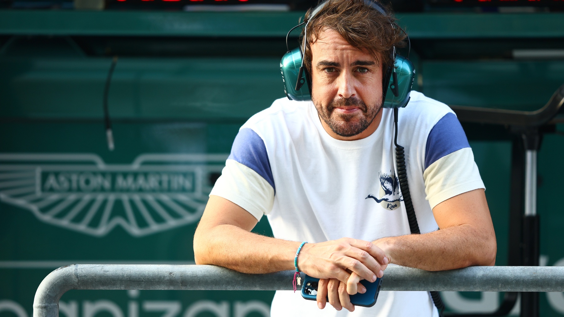 Fernando Alonso en el garaje de Aston Martin. (Getty)