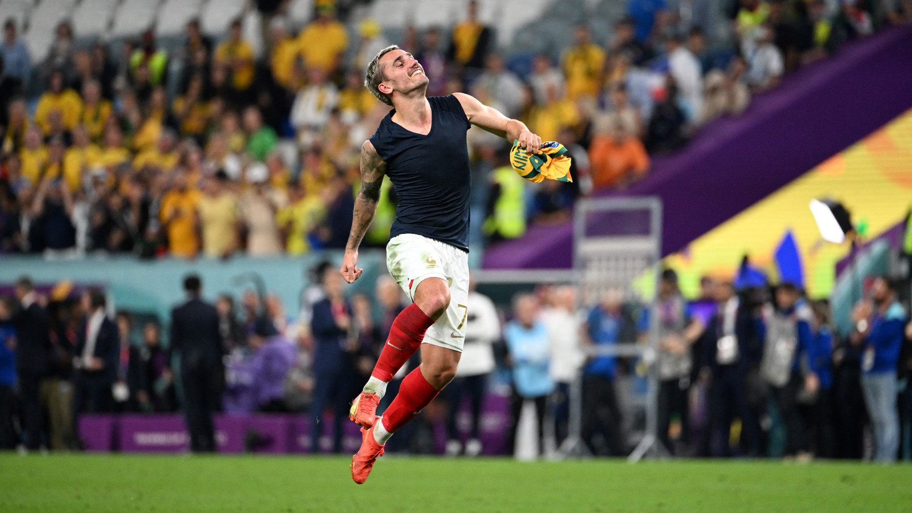 Antoine Griezmann saluda a la afición francesa. (AFP)