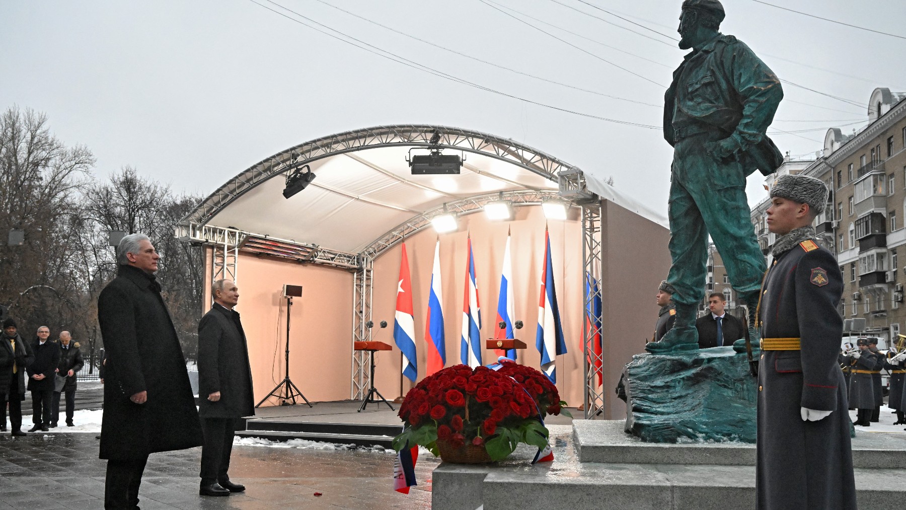 Putin y Díaz Canel inauguran una estatua de Fidel Castro en Moscú. (Sergei GUNEYEV/AFP)