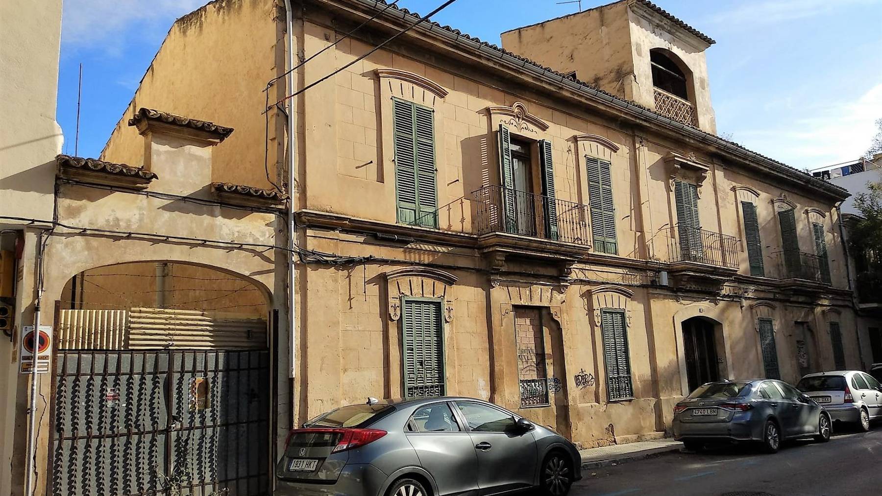 El edificio de la calle Bisbe Massanet que fue una escuela republicana.